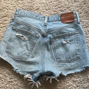 Distressed Levi 501 Lightwash